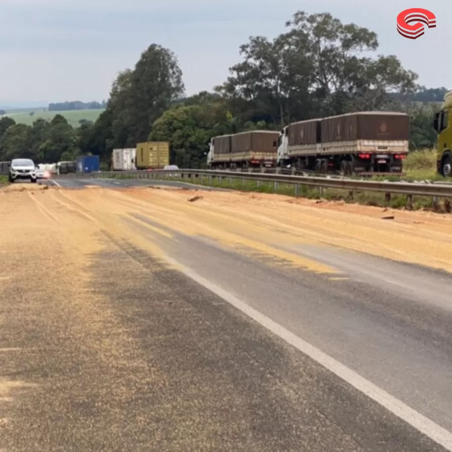 Carreta tomba no contorno Sul de Apucarana-PR 