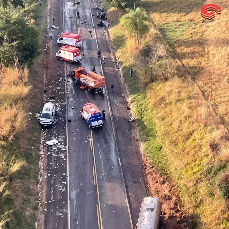 CARRO PARTE AO MEIO EM GRAVE ACIDENTE NA NA BR-376 PRÓXIMO A NOVA LONDRINA/PR