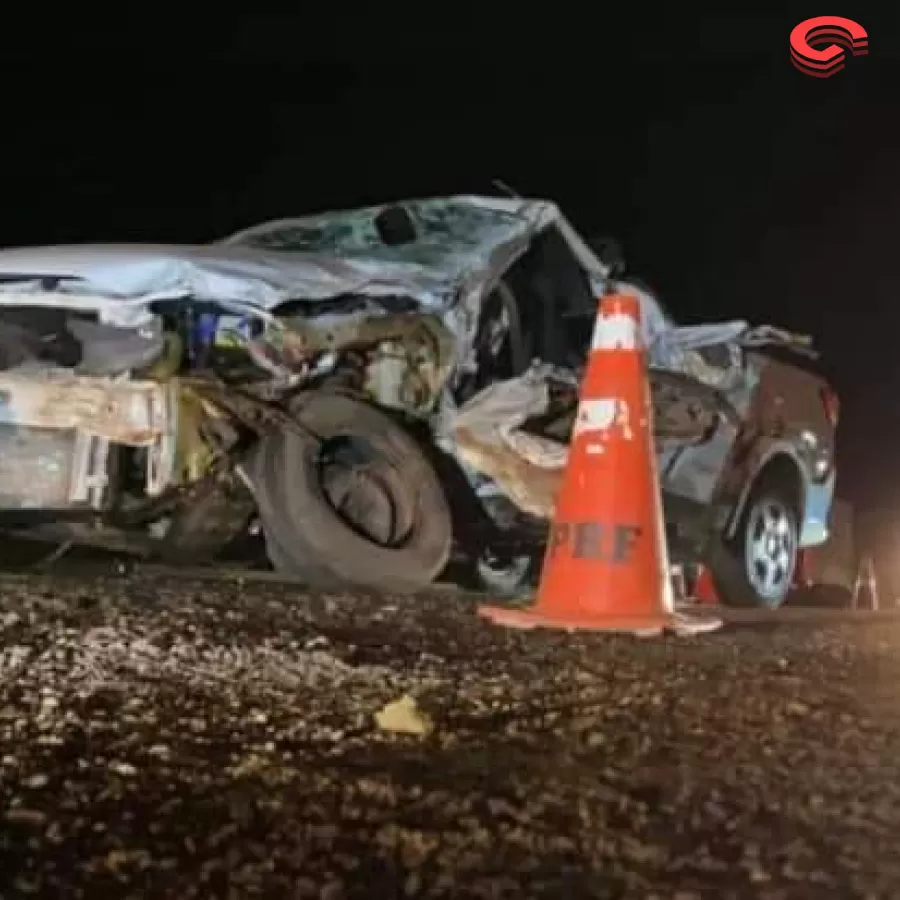 HOMEM MORRE EM COLISÃO FRONTAL ENTRE CARRO E CAMINHÃO