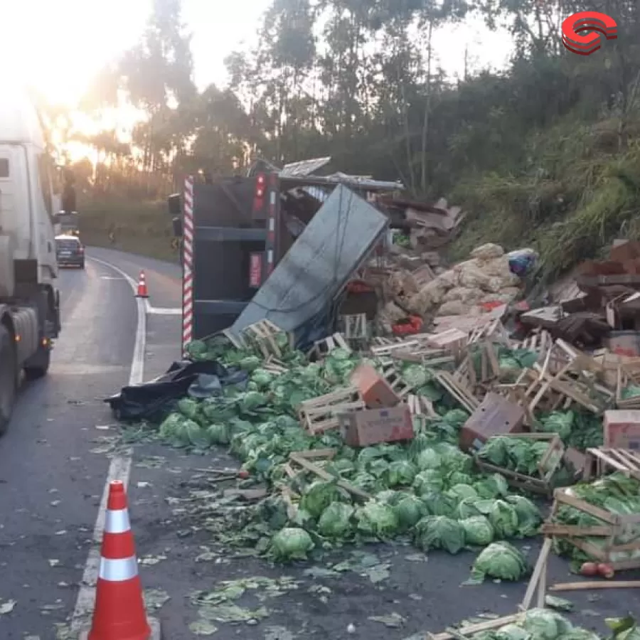 CARGA É SAQUEADA APÓS CAMINHÃO TOMBAR NA BR 376