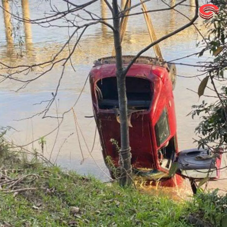 4 CORPOS SÃO ENCONTRADOS DENTRO DE CARRO EM RIO NO PARANÁ