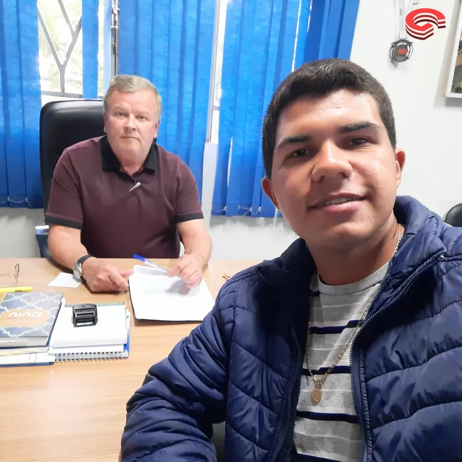 Prefeito Toninho do Café de Grandes Rios fala com repórter Talisson.