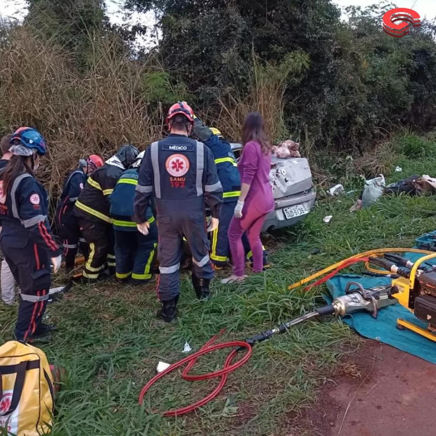 Mamborê - PR | FAMÍLIA FICA PRESA ENTRE AS FERRAGENS EM CAPOTAMENTO DE VEÍCULO NA BR 369 NO NOROESTE DO PR