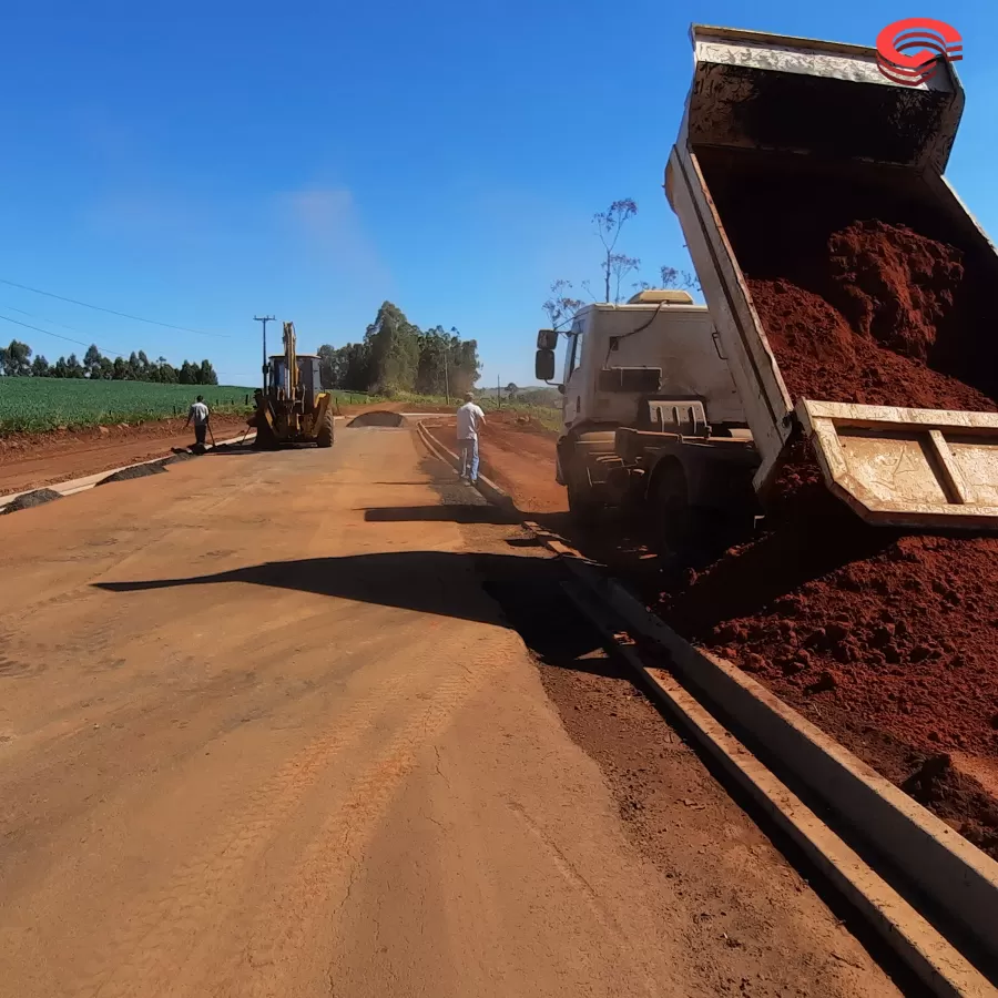 Prefeitura municipal da cidade de Grandes Rios, através do Prefeito Toninho do Café, intensifica o trabalho para o recape asfáltico. 