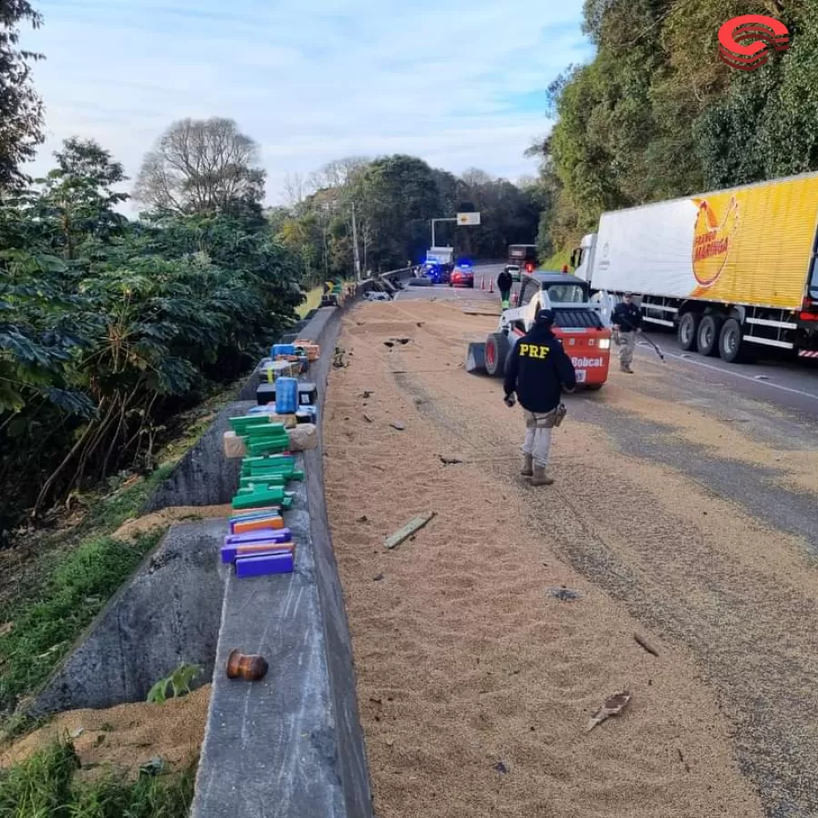 APÓS TOMBAMENTO DE CARRETA, PRF APREENDE 2 TONELADAS DE MACONHA NO PARANÁ