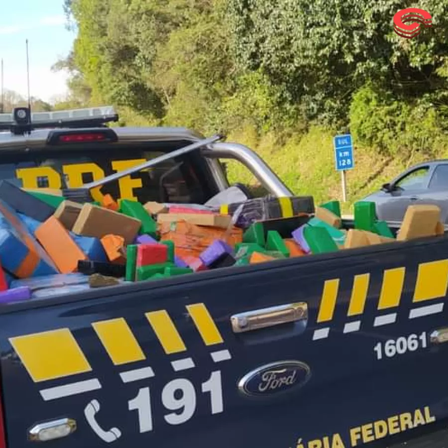 APÓS TOMBAMENTO DE CARRETA, PRF APREENDE 2 TONELADAS DE MACONHA NO PARANÁ