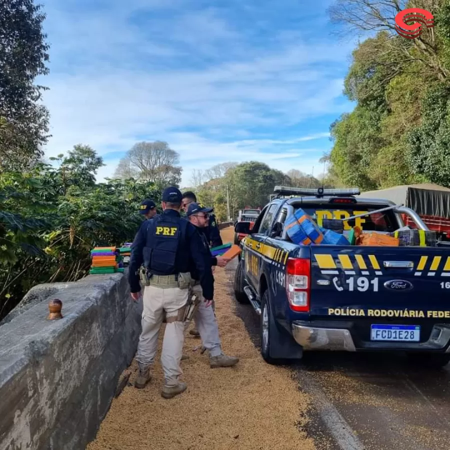 APÓS TOMBAMENTO DE CARRETA, PRF APREENDE 2 TONELADAS DE MACONHA NO PARANÁ