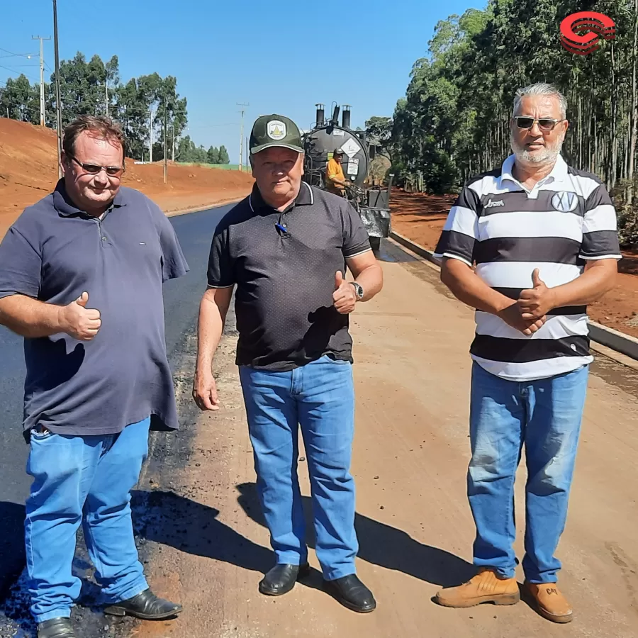 Prefeito Toninho do Café visita obra de Recape asfáltico no município de Grandes Rios.