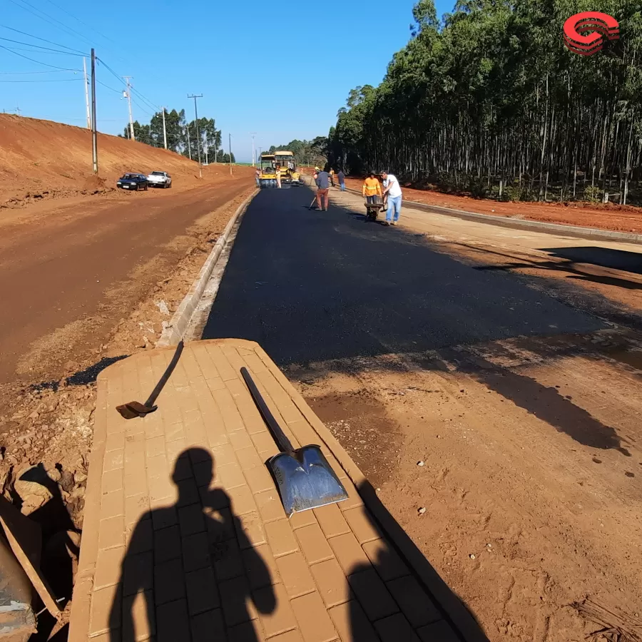 Prefeito Toninho do Café visita obra de Recape asfáltico no município de Grandes Rios.