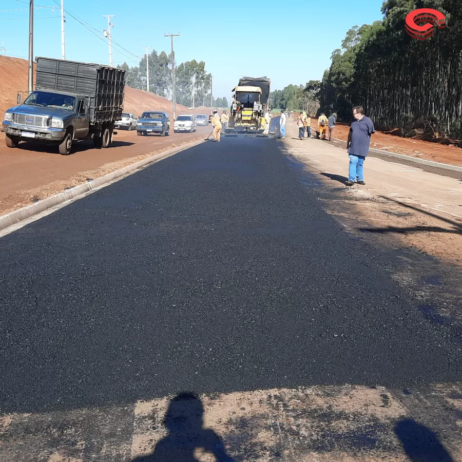 Prefeito Toninho do Café visita obra de Recape asfáltico no município de Grandes Rios.