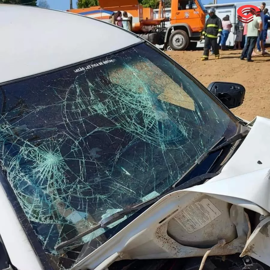 ACIDENTE NO INTERIOR DE MANOEL RIBAS DEIXA MOTORISTA FERIDO