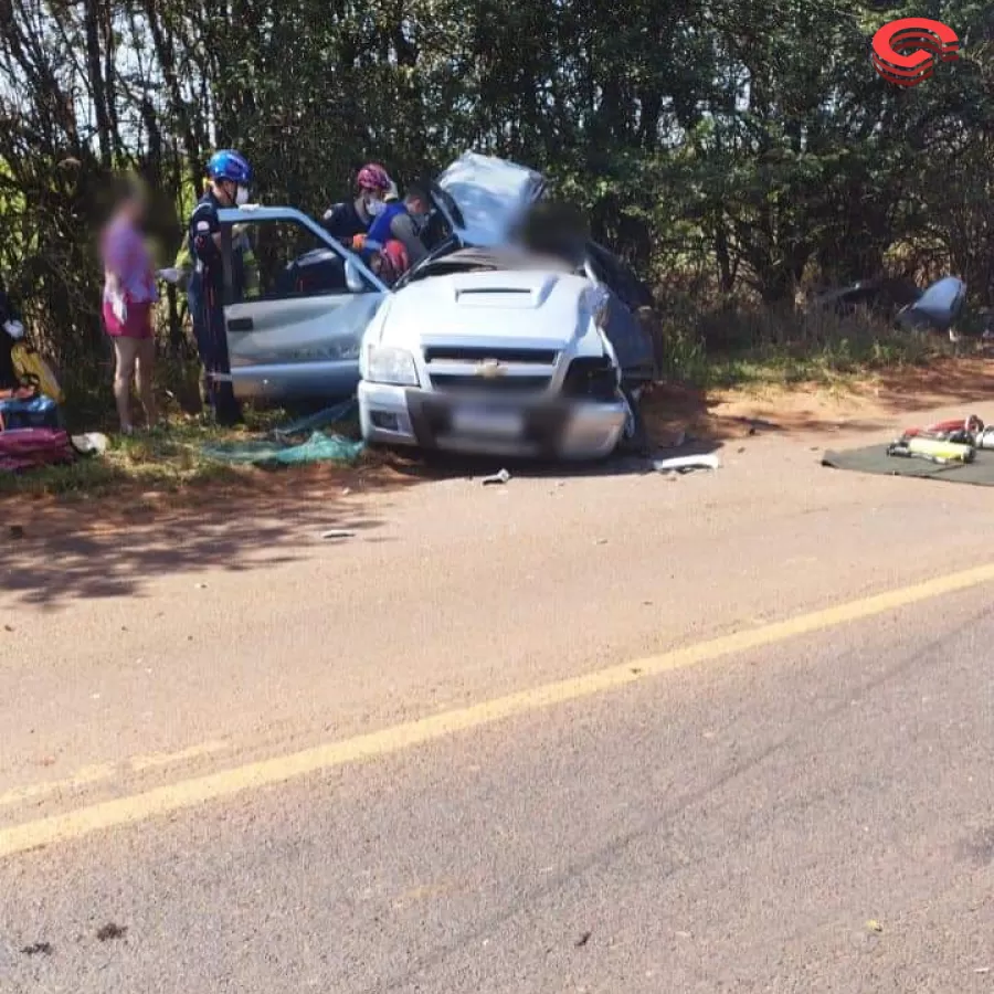 COLISÃO ENTRE CAMINHONETE, CARRO E CAMINHÃO DEIXA UM MORTO E TRÊS FERIDOS NA PR-580