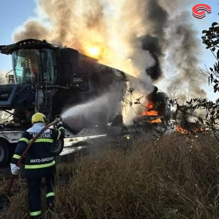 CARRETA PEGA FOGO EM MATO GROSSO E COLHEITADEIRA FICA DESTRUÍDA