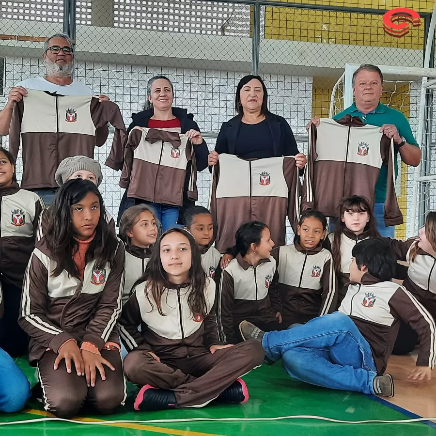 GRANDES RIOS - Pela primeira vez, alunos da rede municipal recebem uniformes.