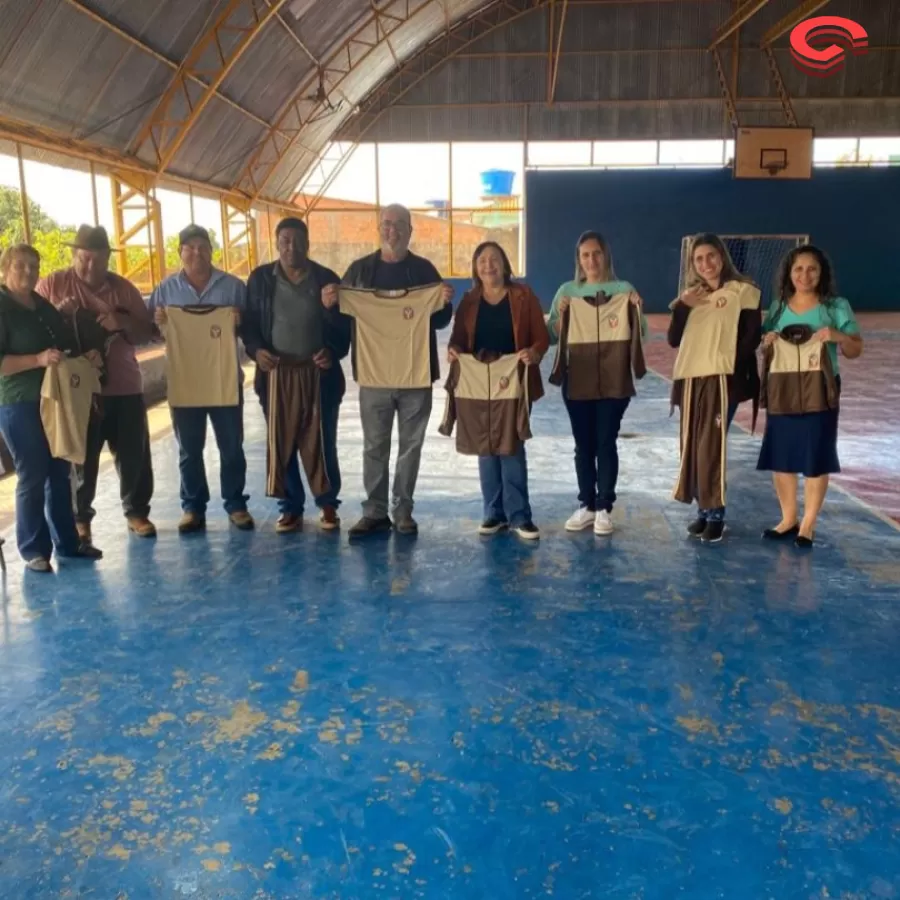 GRANDES RIOS - Pela primeira vez, alunos da rede municipal recebem uniformes.