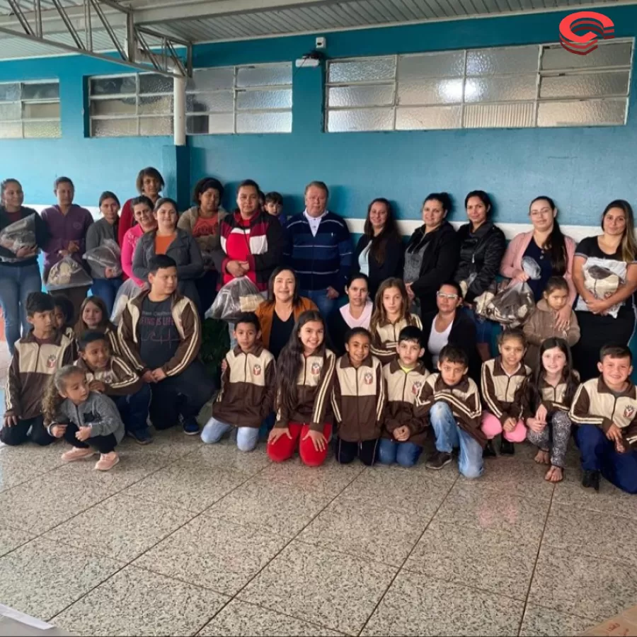 GRANDES RIOS - Pela primeira vez, alunos da rede municipal recebem uniformes.