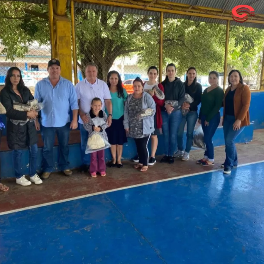 GRANDES RIOS - Pela primeira vez, alunos da rede municipal recebem uniformes.