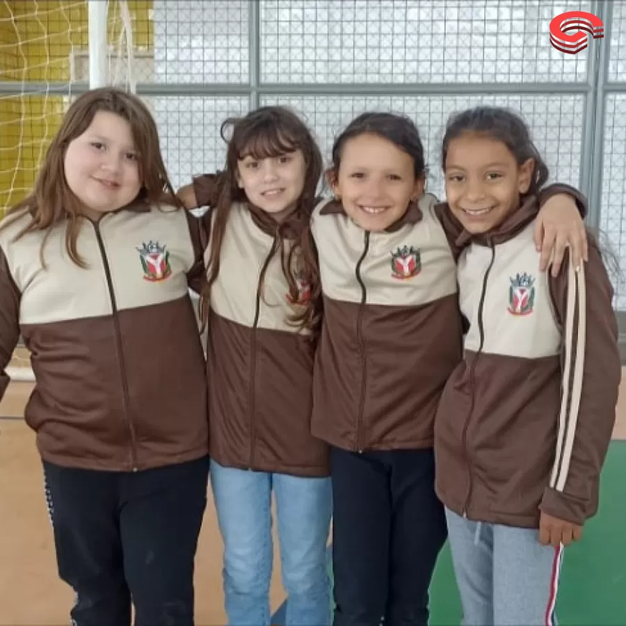 GRANDES RIOS - Pela primeira vez, alunos da rede municipal recebem uniformes.