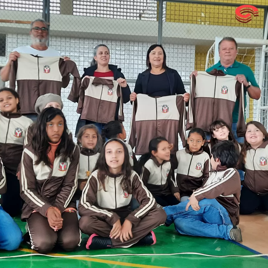 GRANDES RIOS - Pela primeira vez, alunos da rede municipal recebem uniformes.