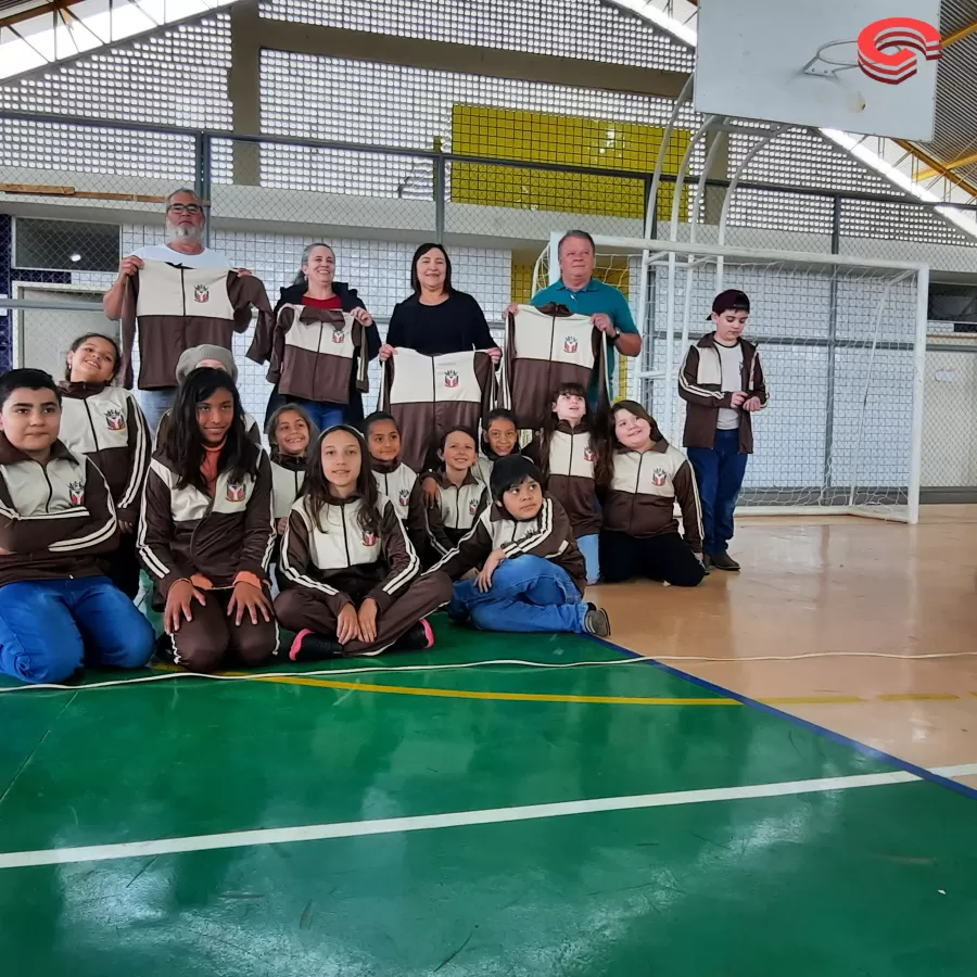 GRANDES RIOS - Pela primeira vez, alunos da rede municipal recebem uniformes.