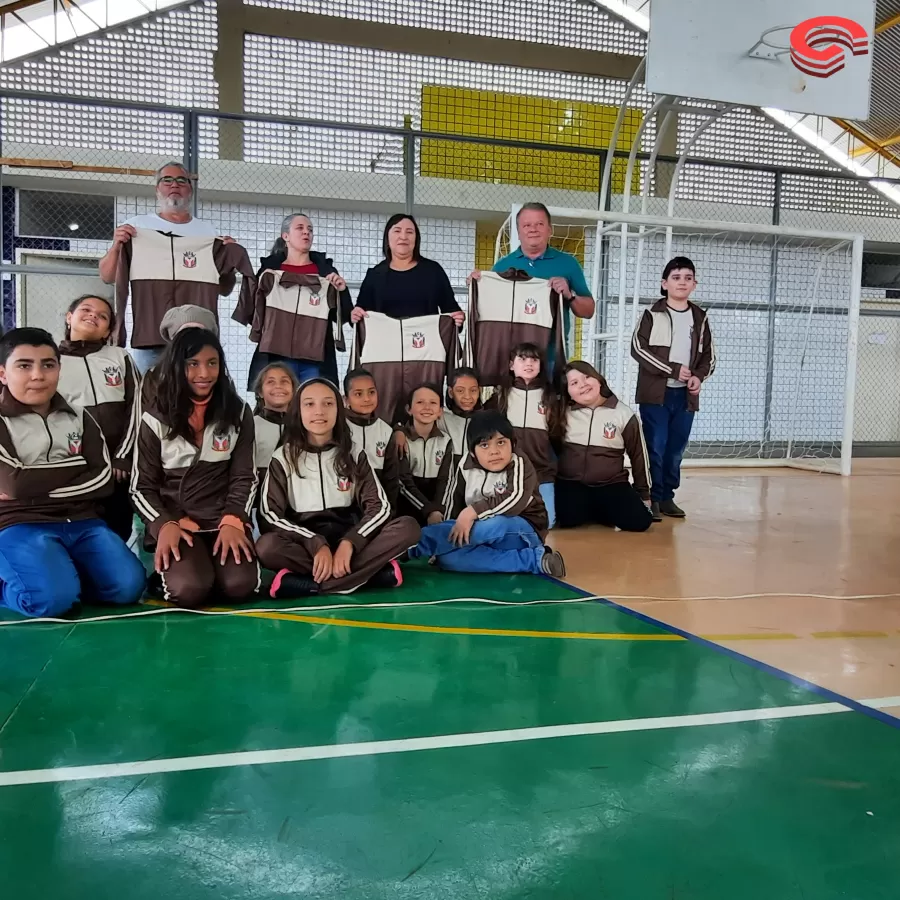 GRANDES RIOS - Pela primeira vez, alunos da rede municipal recebem uniformes.