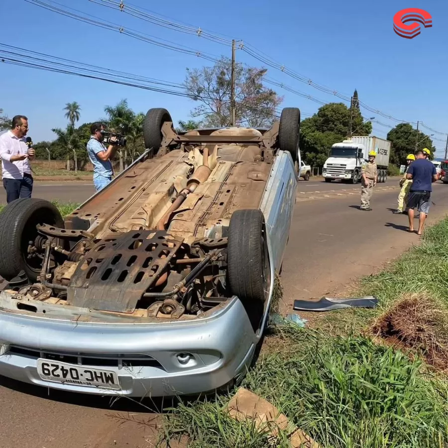 Carro de família de Santa Catarina tomba ni acesso a PR-323 em Paiçandu.