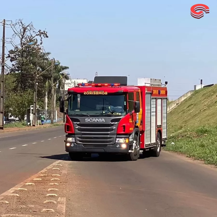 Carro de família de Santa Catarina tomba ni acesso a PR-323 em Paiçandu.