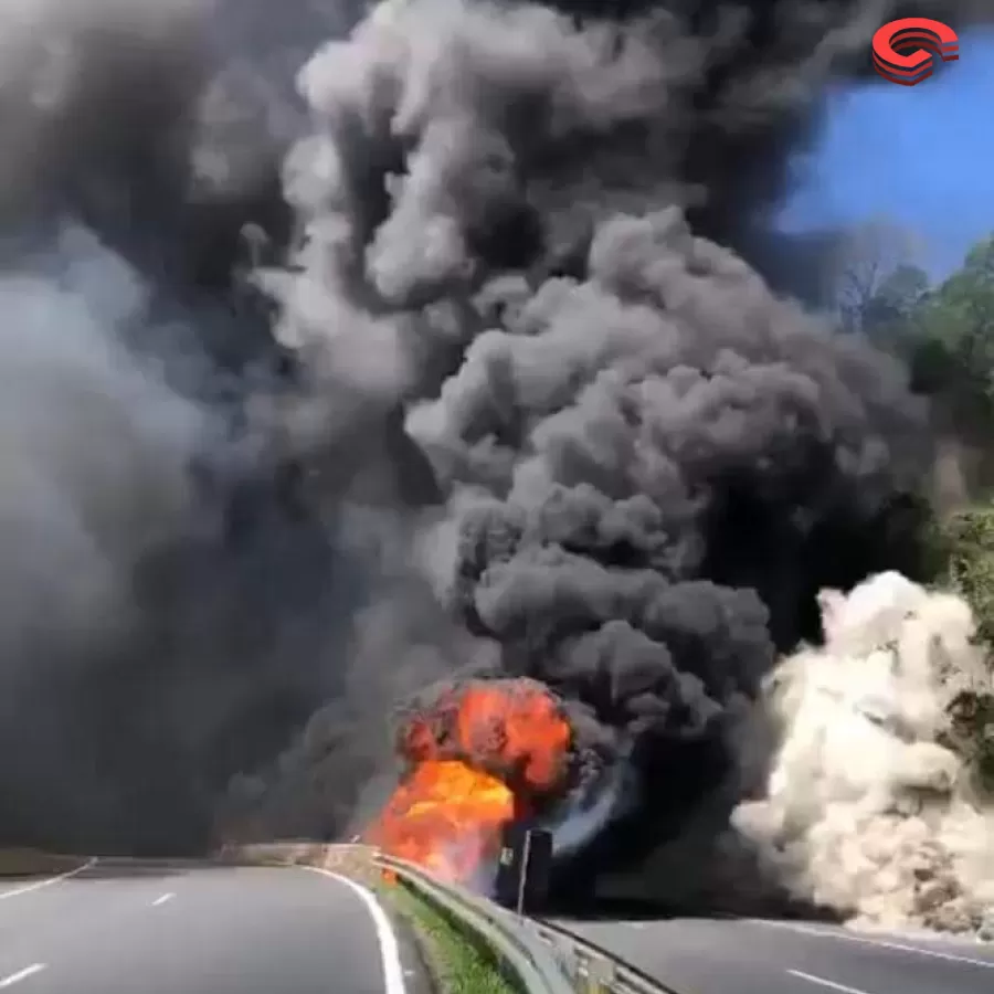 Caminhões ficam destruídos após acidente e incêndio na BR-376 em Tibagi. 