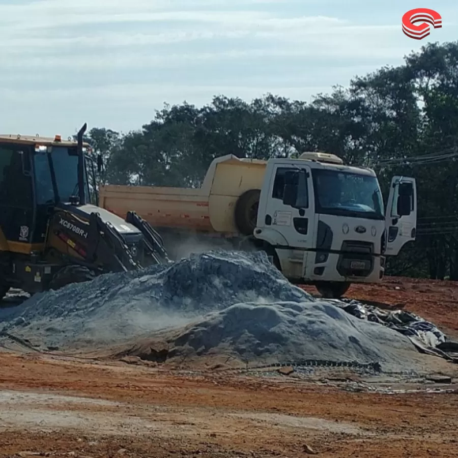  Grandes Rios - Prefeitura entrega 980 toneladas de calcário para produtores :