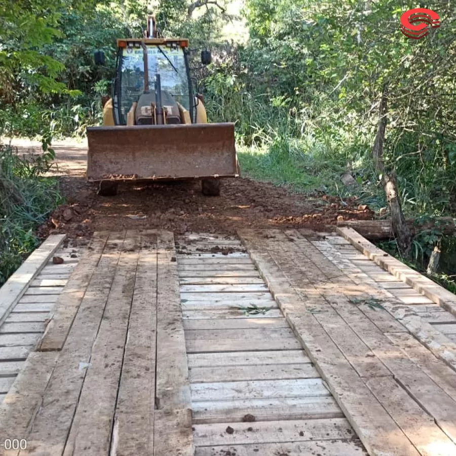 Prefeitura de Grandes Rios trabalha firme na recuperação das pontes do município. 