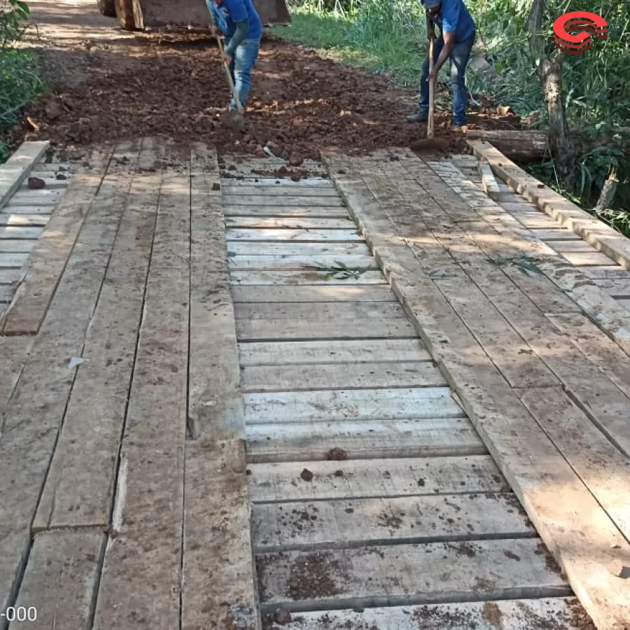 Prefeitura de Grandes Rios trabalha firme na recuperação das pontes do município. 