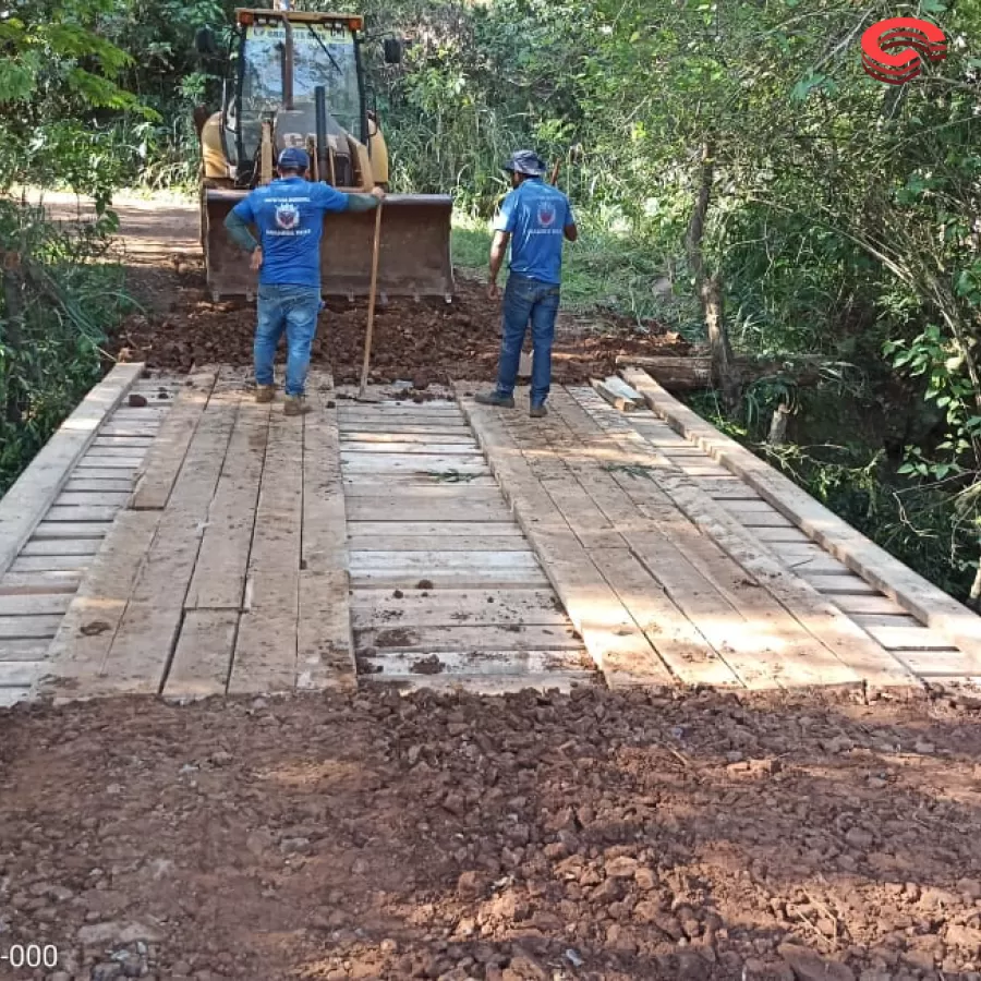 Prefeitura de Grandes Rios trabalha firme na recuperação das pontes do município. 