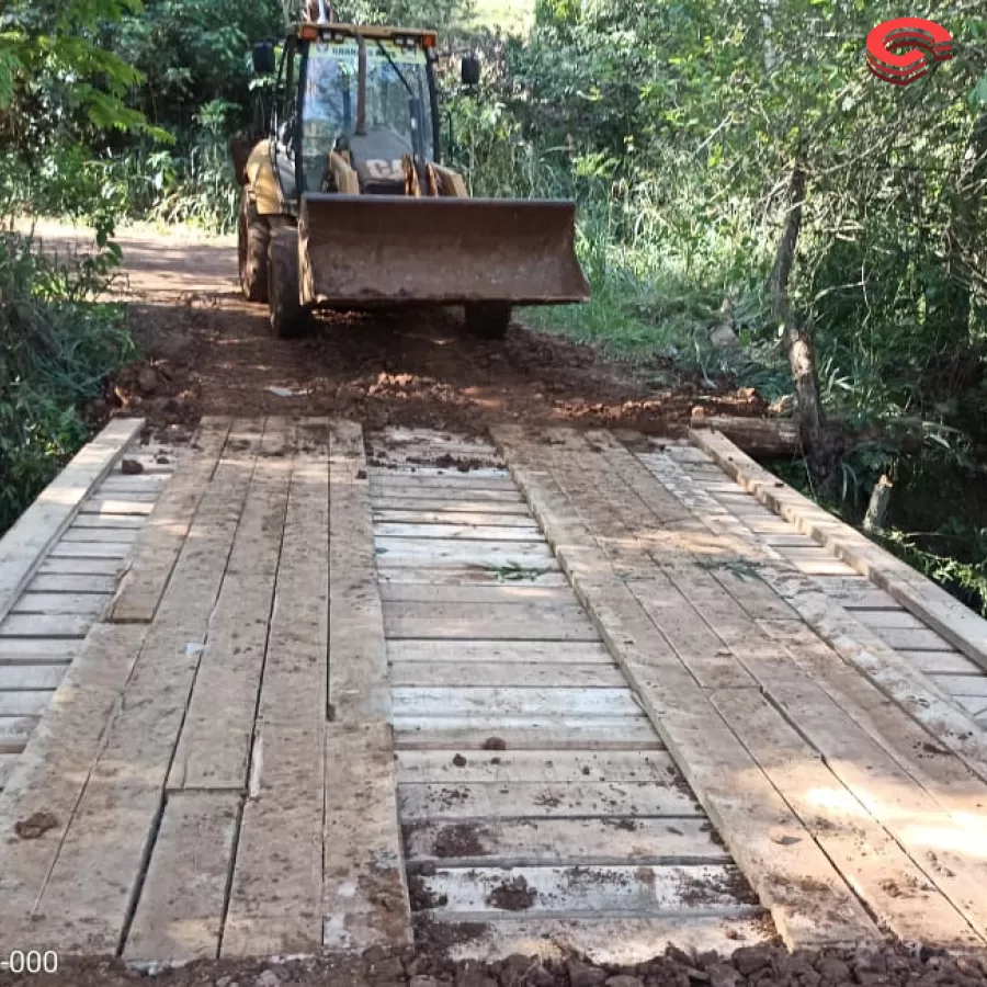 Prefeitura de Grandes Rios trabalha firme na recuperação das pontes do município. 