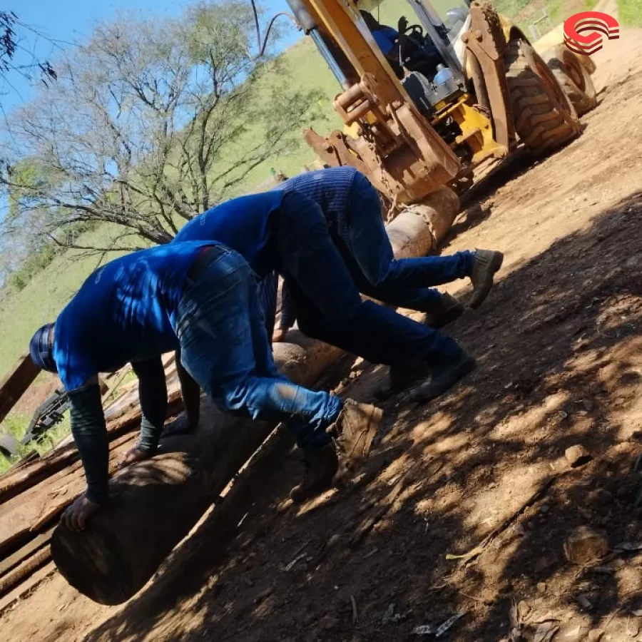 Prefeitura de Grandes Rios trabalha firme na recuperação das pontes do município. 