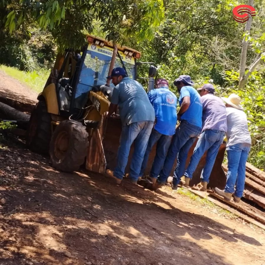 Prefeitura de Grandes Rios trabalha firme na recuperação das pontes do município. 