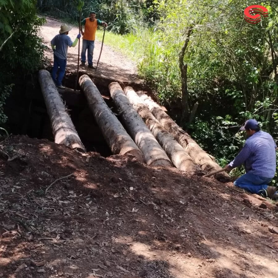 Prefeitura de Grandes Rios trabalha firme na recuperação das pontes do município. 