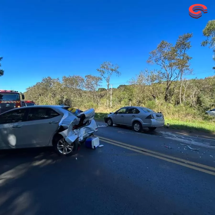 ENGAVETAMENTO EM GUARAPUAVA ENVOLVE 4 VEÍCULOS E DEIXA 5 FERIDOS NA PR 466