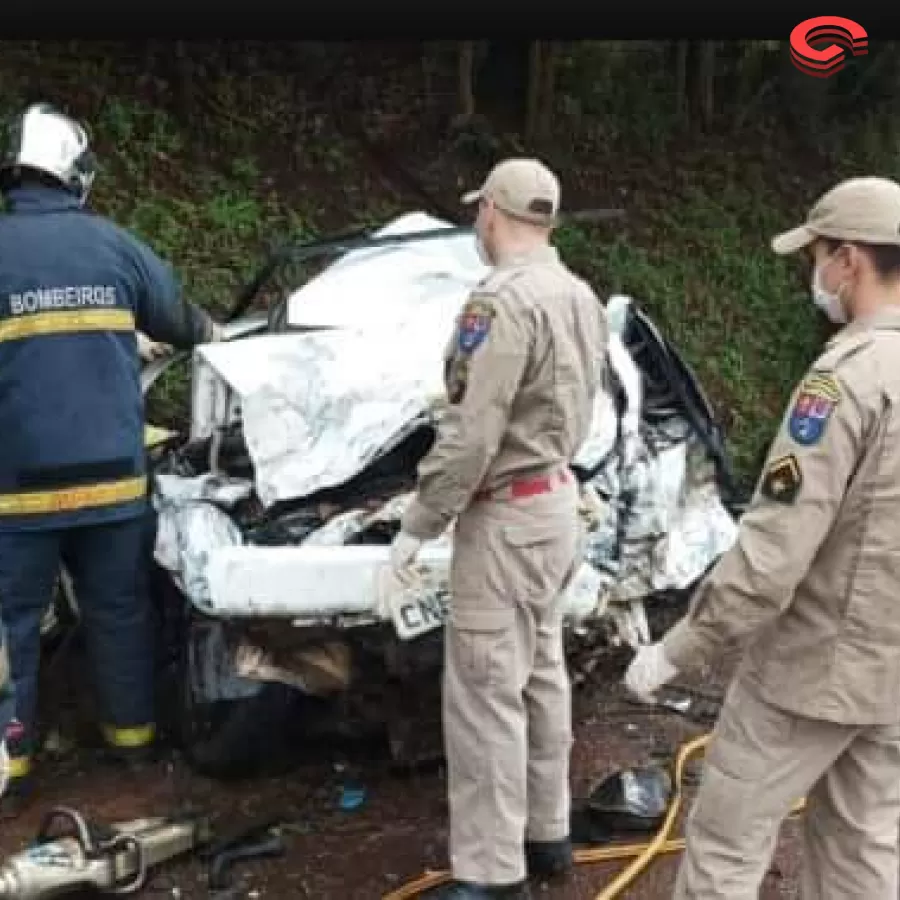 Colisão violenta entre dois carros deixa 4 mortos na PR-466