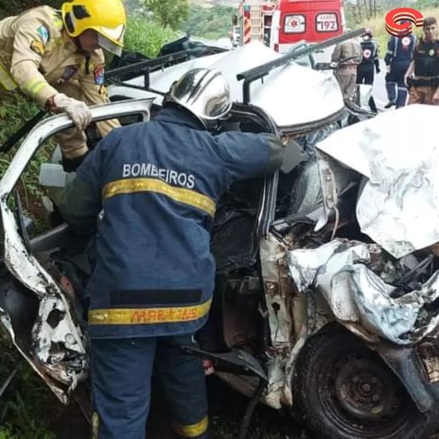 Colisão violenta entre dois carros deixa 4 mortos na PR-466