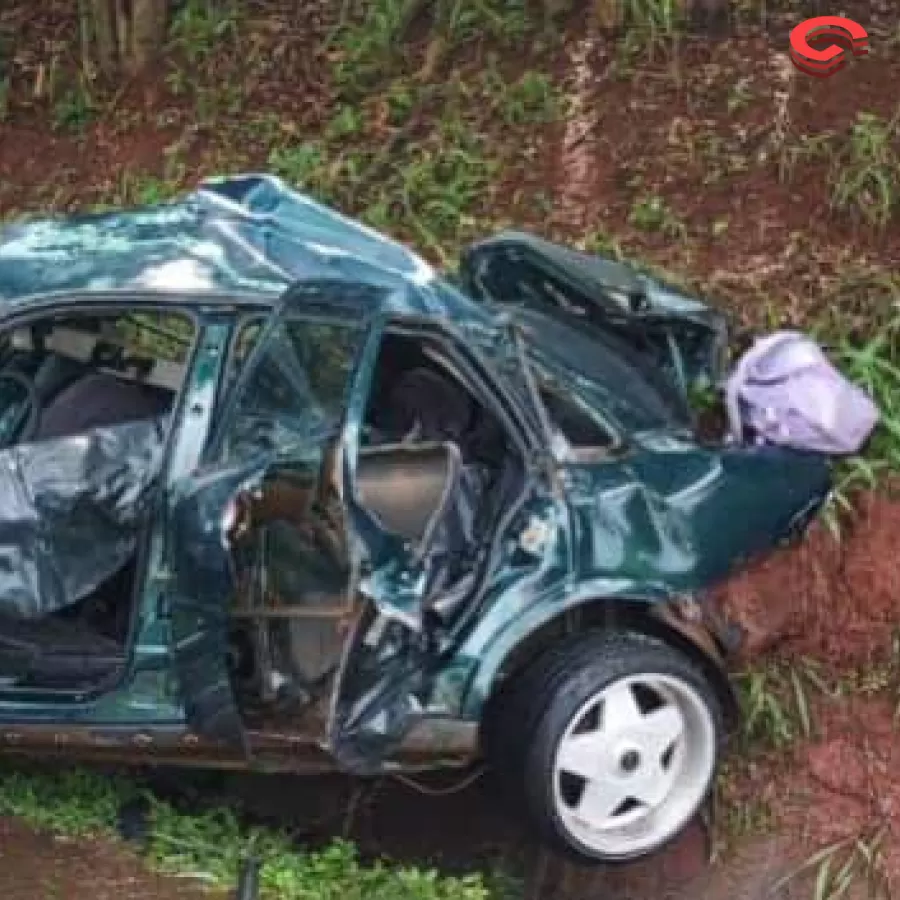 Colisão violenta entre dois carros deixa 4 mortos na PR-466