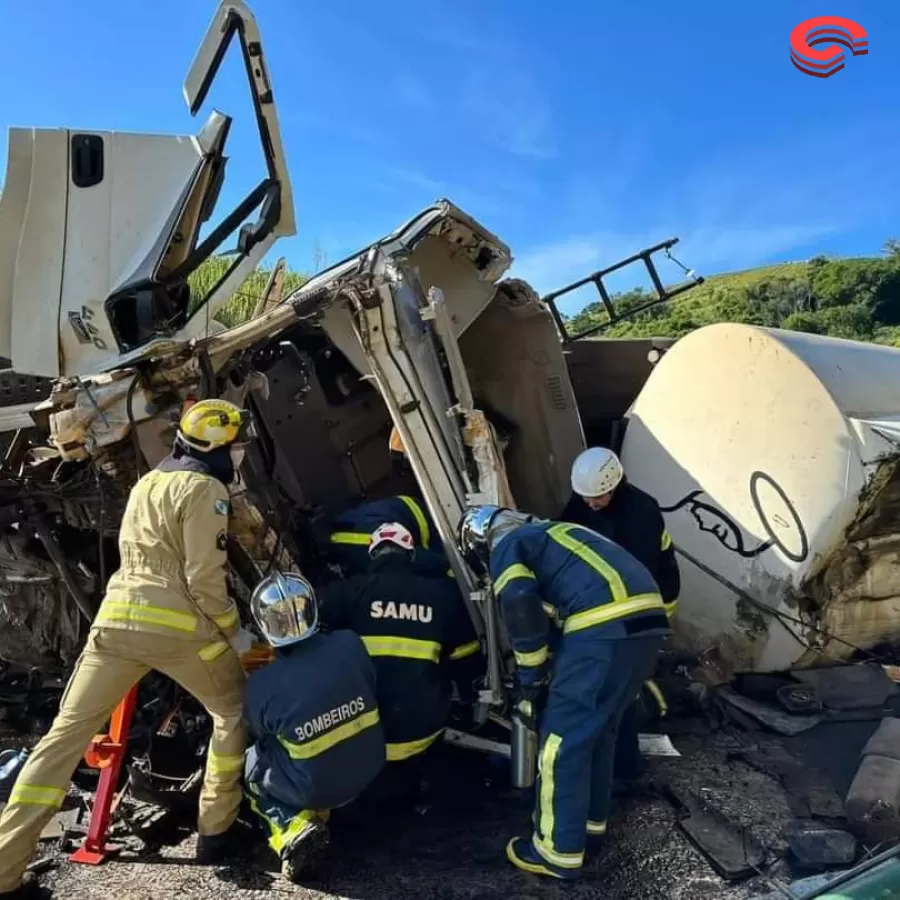 Caminhoneiro e resgatado após ficar preso nas ferragens 