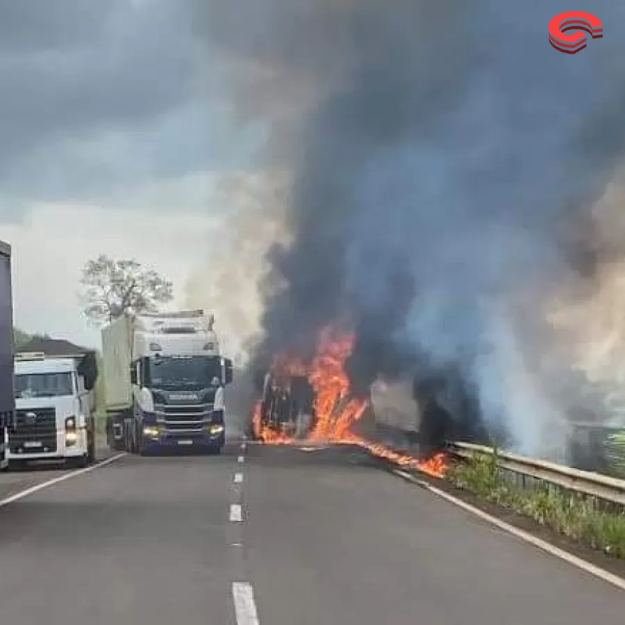 Motorista morre após carreta tombar e pega fogo em BR 376