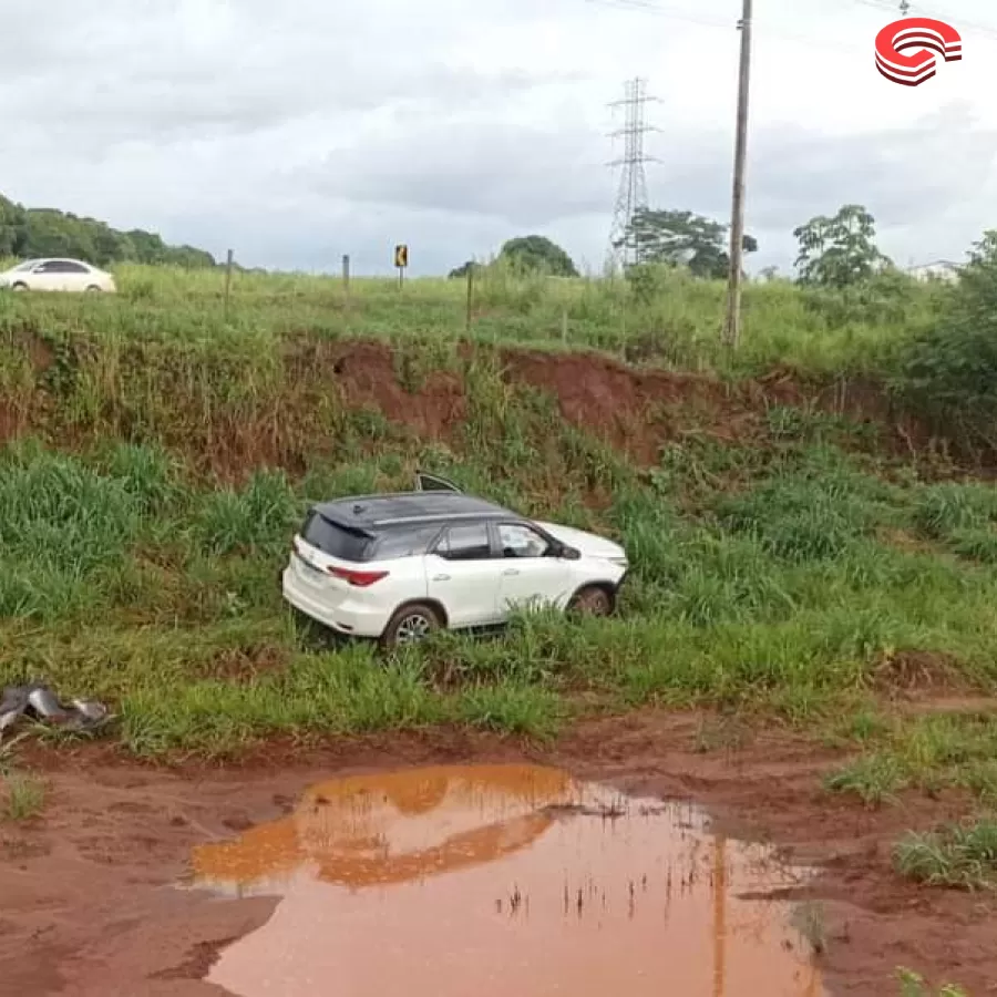 Após tentativa de abordagem homem abandonou carro furtado