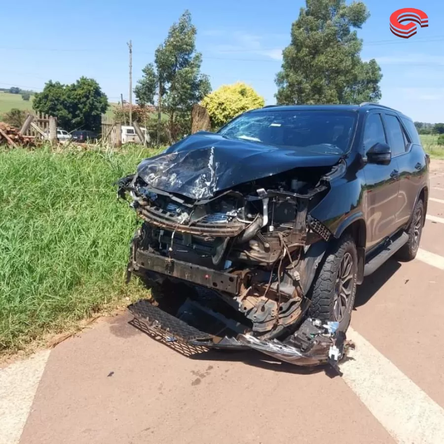 Motorista fica feriado após colisão entre caminhonete na PR-323 em Cianorte 