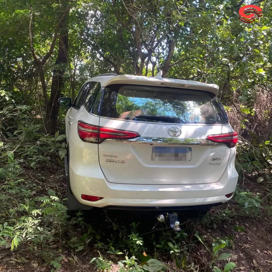 HILUX FURTADA É ENCONTRADA ABANDONADA EM MATA