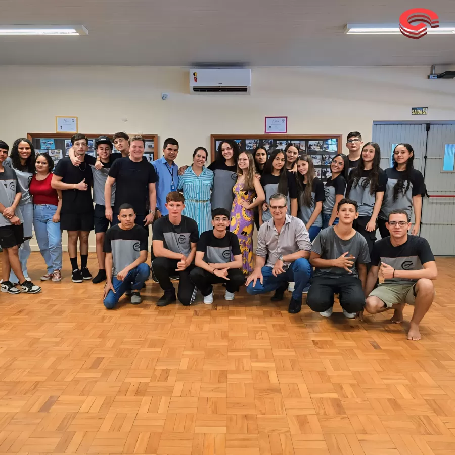 APRESENTAÇÃO: Talisson Eduardo, repórter e radialista se apresentou aos alunos do ensino médio de Grandes Rios.