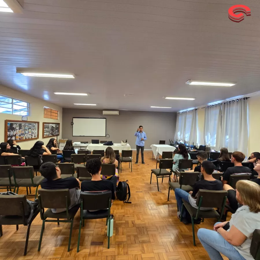 APRESENTAÇÃO: Talisson Eduardo, repórter e radialista se apresentou aos alunos do ensino médio de Grandes Rios.