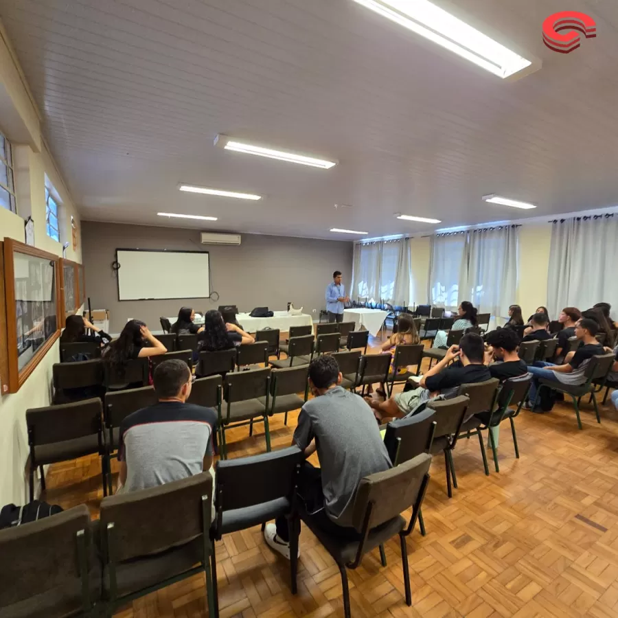 APRESENTAÇÃO: Talisson Eduardo, repórter e radialista se apresentou aos alunos do ensino médio de Grandes Rios.