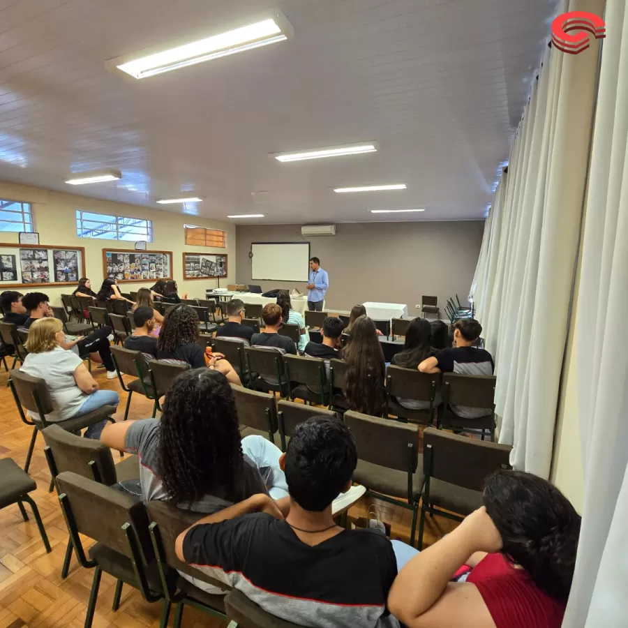 APRESENTAÇÃO: Talisson Eduardo, repórter e radialista se apresentou aos alunos do ensino médio de Grandes Rios.