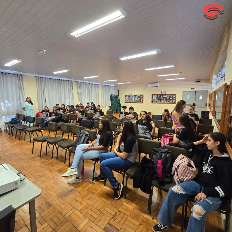 APRESENTAÇÃO: Talisson Eduardo, repórter e radialista se apresentou aos alunos do ensino médio de Grandes Rios.